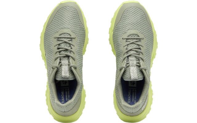 Ein Paar hellgrüne Sportschuhe von oben fotografiert