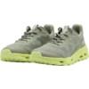 Graue Sportschuhe mit hellgrüner Sohle auf weißem Hintergrund