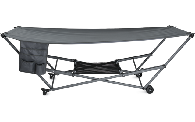 Klappbare Feldliege mit gepolstertem Kopfkissen und Seitentasche, auf Metallgestell mit Rädern