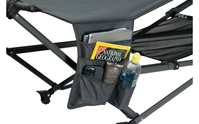 Schwarzer Klappstuhl mit Netz- und Reißverschlusstasche an der Seite, darin verschiedene Gegenstände