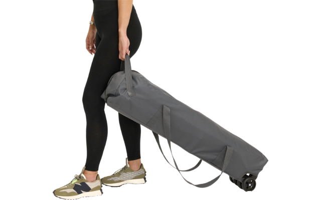 Person trägt eine schwarze Tasche mit Rollen