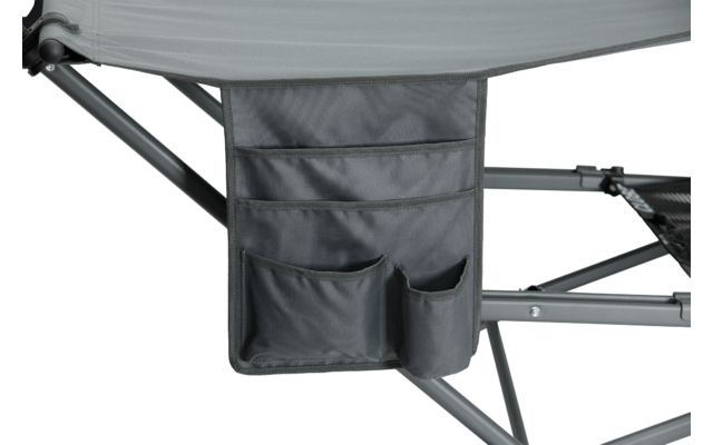 Schwarz-graue Tasche mit zwei Fächern, befestigt an der Seite eines Klappstuhls