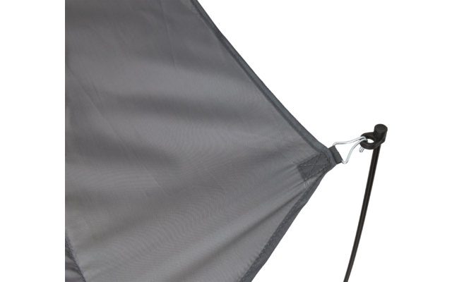 Graues, dreieckiges Stofftuch mit verstärkter Ecke und Metallöse, Seil befestigt an einem schwarzen Kunststoff-Spanner an einem dünnen schwarzen Stab