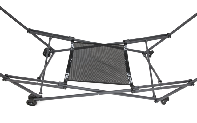 Schwarzer Metallrahmen mit Kreuzstreben, schwarze Stofffläche in der Mitte, vier kleine Räder und schwarze Riemen mit weißer Aufschrift CLOSE