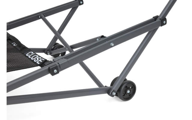Grauer Metallrahmen mit gekreuzten Streben, Schrauben, kleinem schwarzem Rad und schwarzem Textilteil mit weißem Schriftzug 'CLOSE'