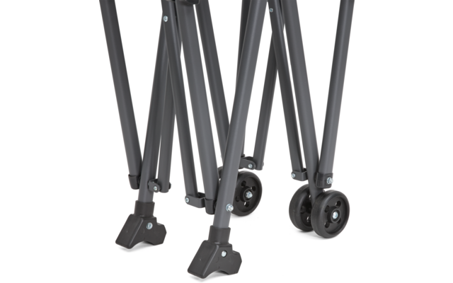 Untere Teile grauer Metallbeine mit gekreuzten Stangen, schwarzen Doppelrädern und schwarzen Gummifüßen