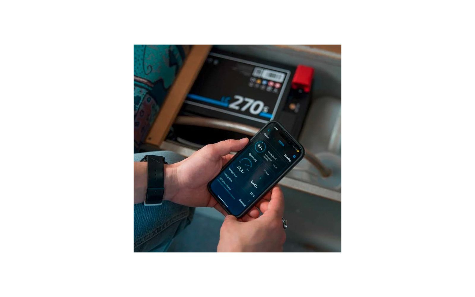 Hand hält ein Smartphone mit einer App, im Hintergrund eine elektronische Waage mit Anzeige 270 kg