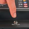 Finger zeigt auf einen Kippschalter mit der Beschriftung "switch"