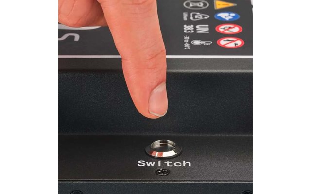 Finger zeigt auf einen Kippschalter mit der Beschriftung "switch"