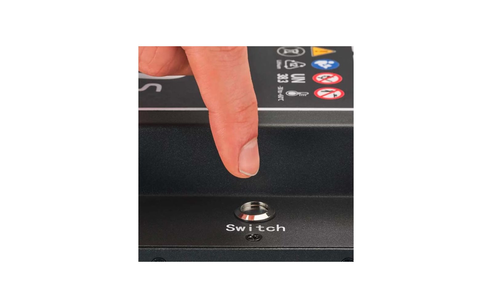 Finger zeigt auf einen Kippschalter mit der Beschriftung "switch"