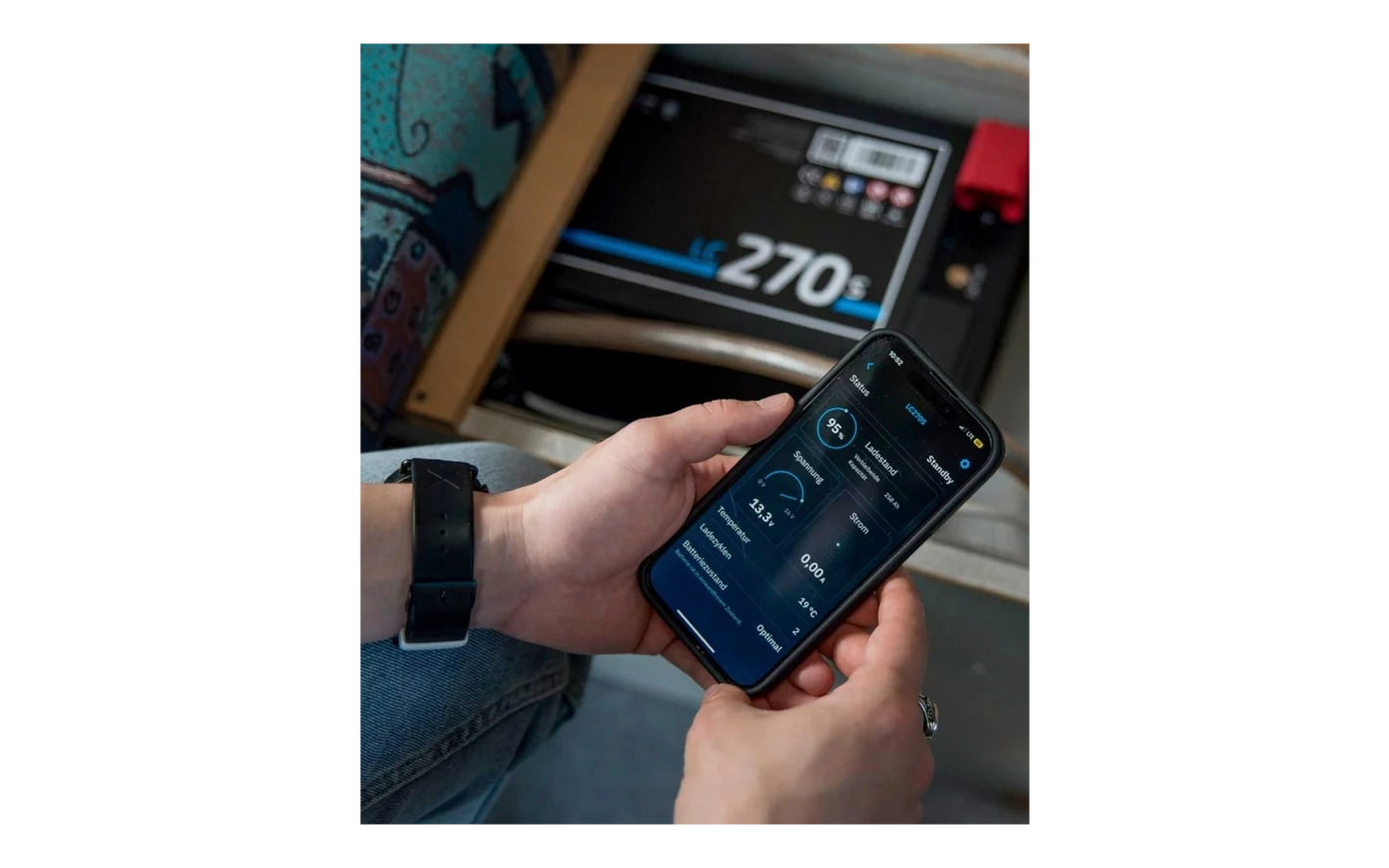 Main tenant un smartphone avec une application, balance électronique affichant 270 kg en arrière-plan