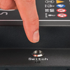 Doigt pointant vers un interrupteur à bascule marqué "switch"