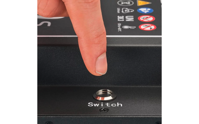 Doigt pointant vers un interrupteur à bascule marqué "switch"