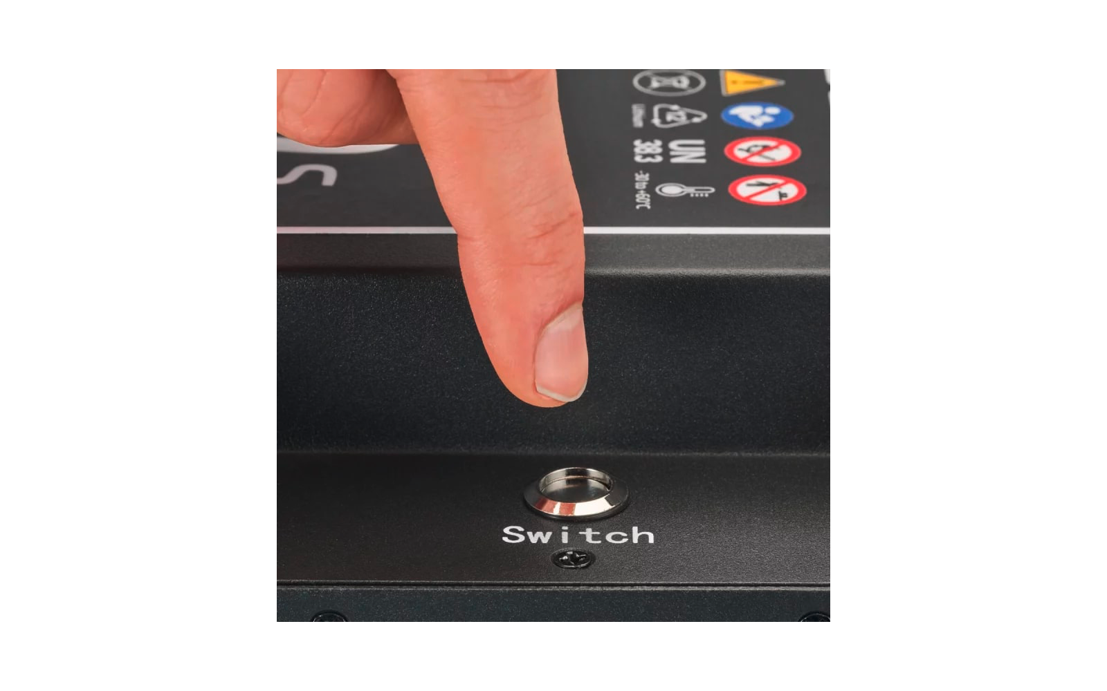 Doigt pointant vers un interrupteur à bascule marqué "switch"