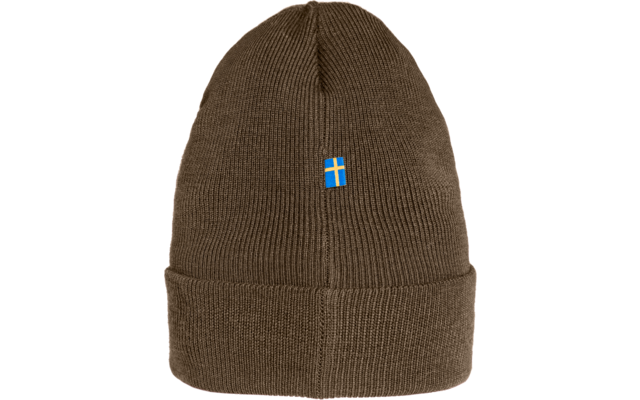 Braune Strickmütze mit kleinem blauen und weißen Kreuzsymbol