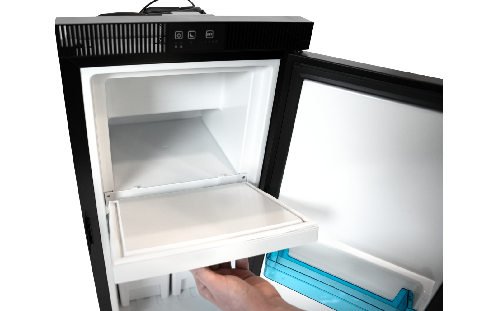Schwarzer Kühlschrank mit offener Tür, weißem Innenraum, herausgezogenem Fach und einer Hand, die das Fach zieht