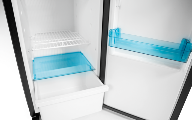 Offener Kühlschrank mit weißem Innenraum, blauen transparenten Ablagen in der Tür und im Innenraum sowie einer offenen Schublade