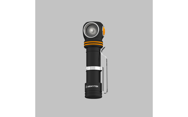 schwarze Taschenlampe mit orangenem Ring und Metallclip vor grauem Hintergrund