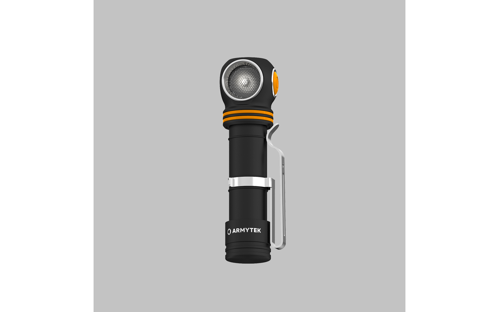 schwarze Taschenlampe mit orangenem Ring und Metallclip vor grauem Hintergrund