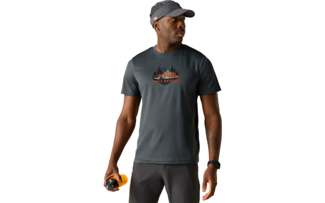 Mann mit grauer Kappe, dunklem T‑Shirt mit Berggrafik und dunkler Hose, hält eine gelbe Trinkflasche in einer Hand