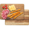 Schneidebrett mit verschiedenen Wurst- und Käsescheiben sowie Laugenstangen