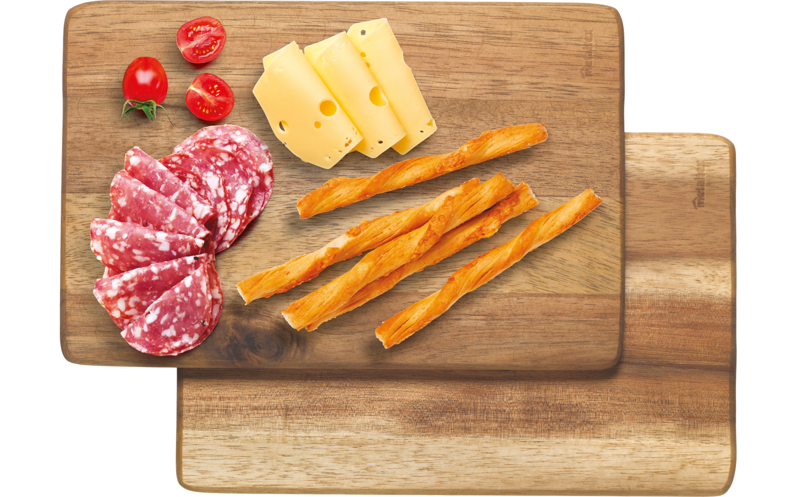 Schneidebrett mit verschiedenen Wurst- und Käsescheiben sowie Laugenstangen