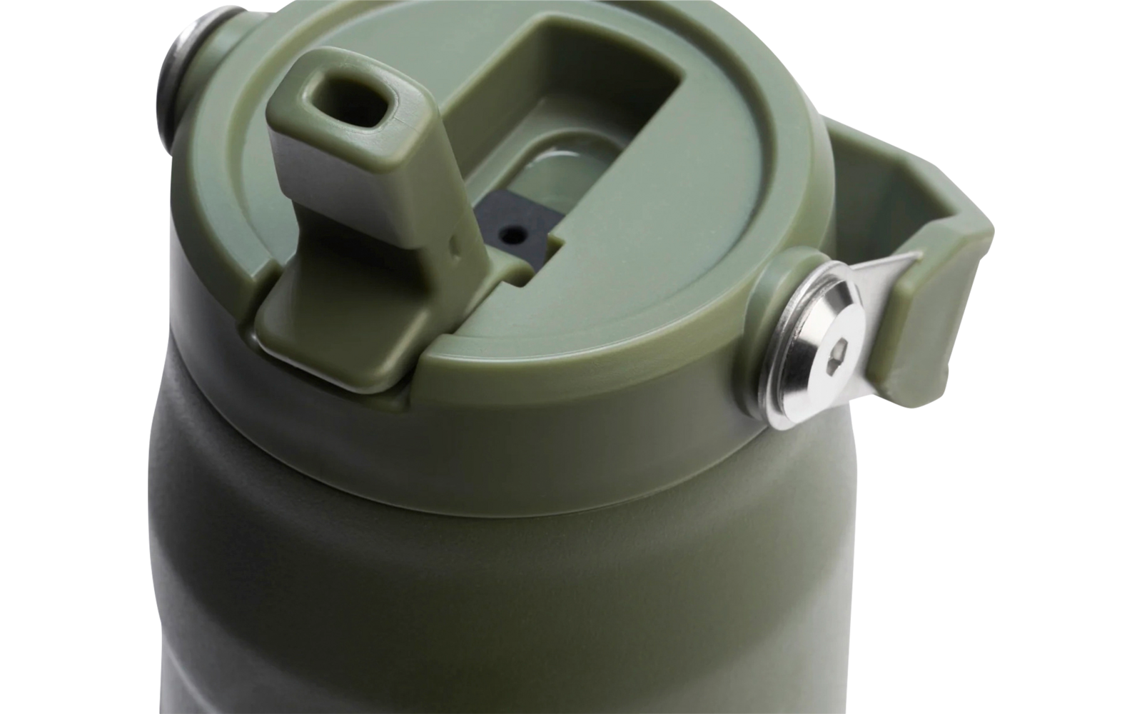 Nahaufnahme eines olivgrünen Deckels mit Klappausguss und Metallverschluss an einem zylindrischen Behälter