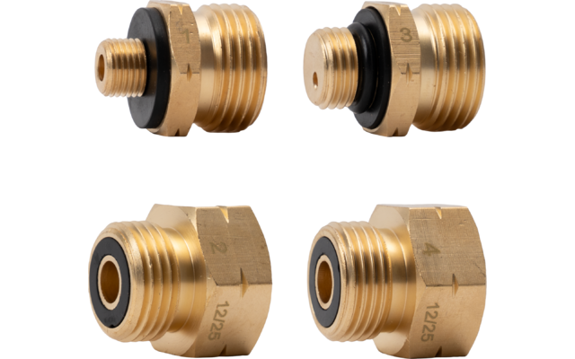 Cuatro adaptadores de latón color dorado con rosca exterior y juntas de sellado, dispuestos en dos filas