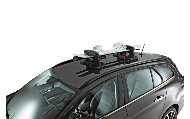 Auto grigio scuro vista dall'alto a sinistra, due snowboard con attacchi su portapacchi da tetto, antenna, sedili grigi visibili