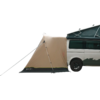 Ein beigefarbenes Zelt neben einem grünen Fahrzeug