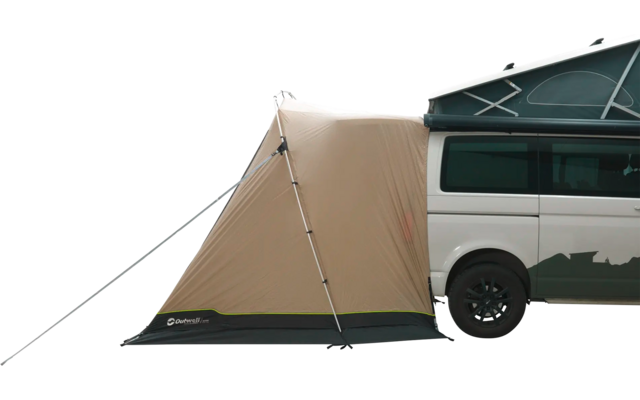 Ein beigefarbenes Zelt neben einem grünen Fahrzeug