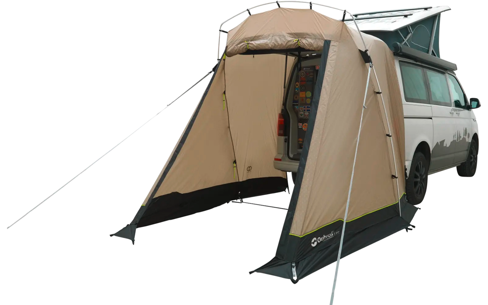 Campingbus mit geöffnetem Zeltvorbau aus Stoff und zwei geöffneten Seitenfenstern