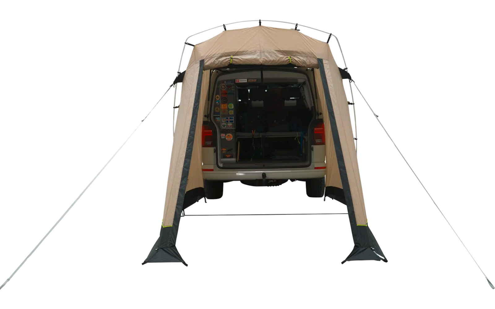 Ein aufgestelltes, offen stehendes Zelt mit sichtbarer Innenstruktur und zwei ausgefahrenen Stangen