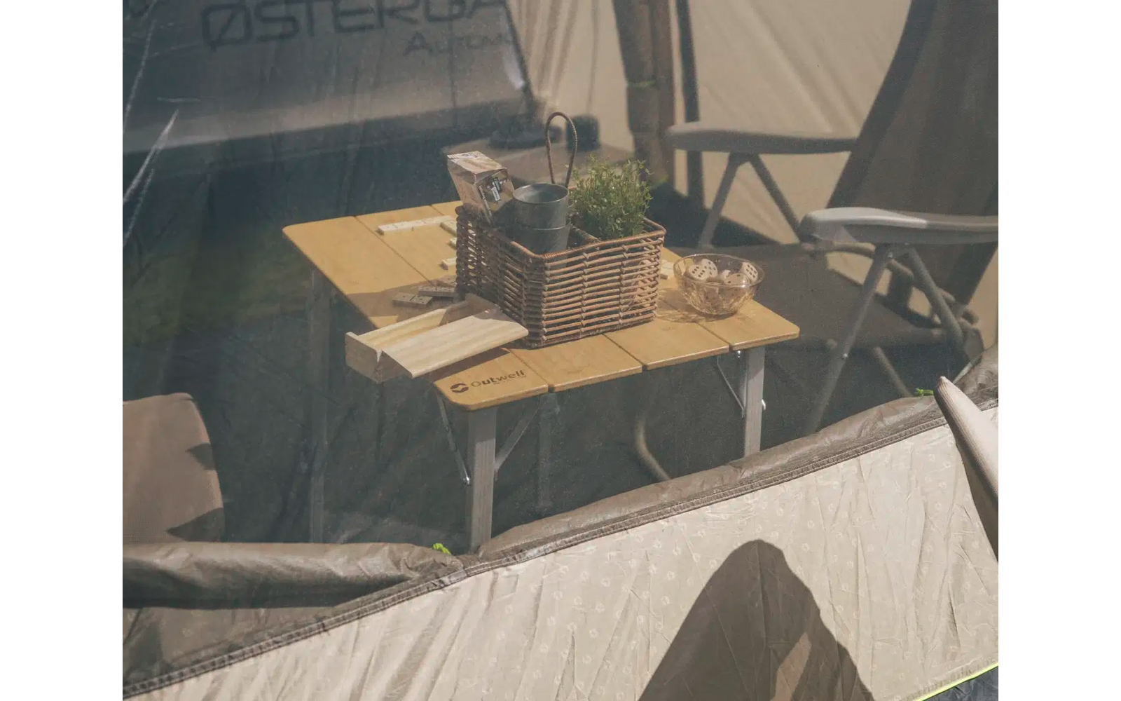 Ein kleiner Holztisch mit zwei Stühlen auf einer Terrasse, Tisch mit Dekorationen und Getränken