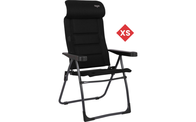 Schwarzer klappbarer Stuhl mit hoher Rückenlehne und Kopfstütze, Armlehnen, schwarzem Metallrahmen und rotem Rautensymbol mit weißer Aufschrift "XS" rechts
