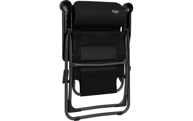 Opgevouwen zwarte vouwstoel met stofbekleding, gevoerde hoofdsteun, metalen frame en zichtbaar wit logo