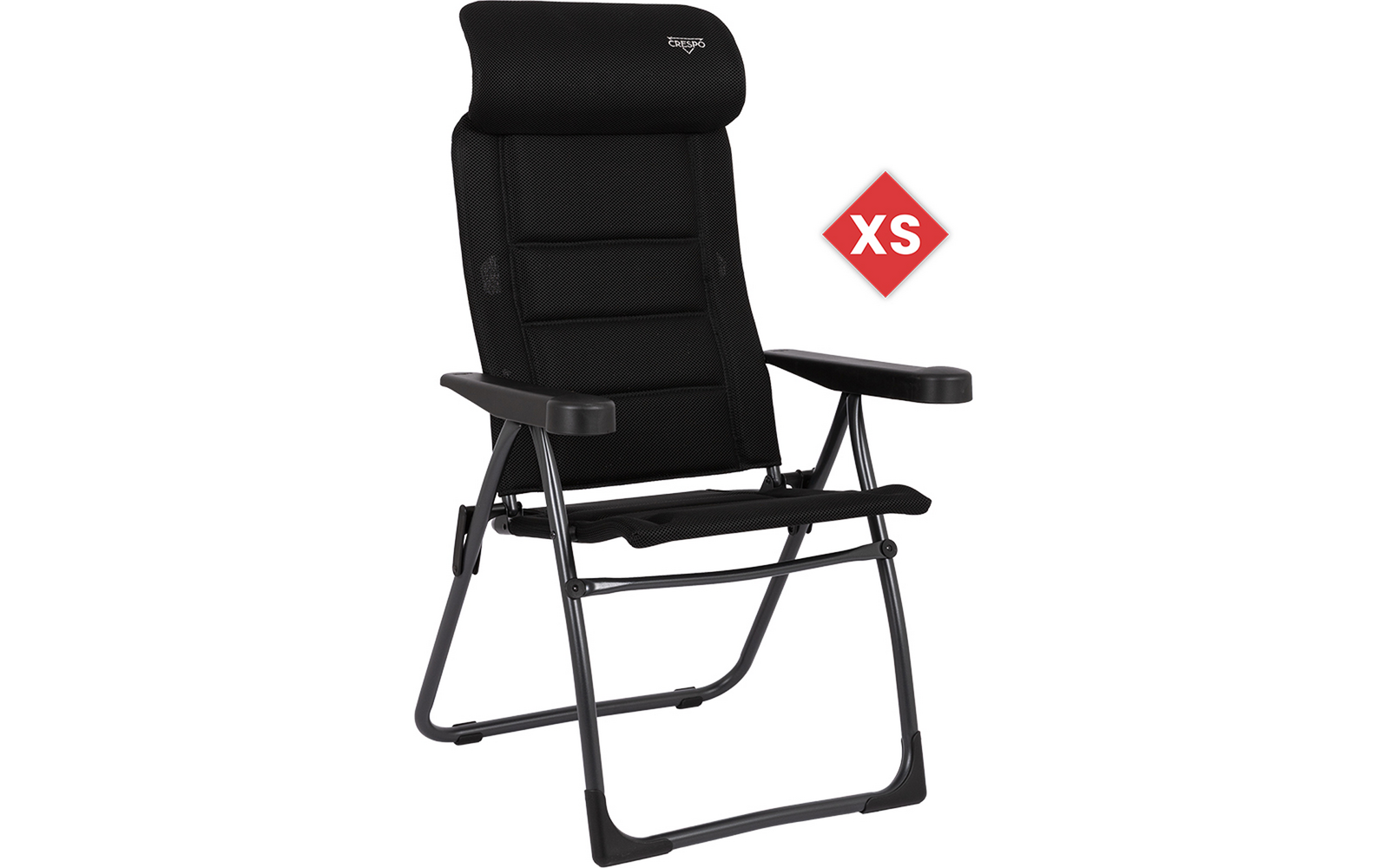 Zwarte opvouwbare stoel met gewatteerde hoge rugleuning, armleuningen, zwart metalen frame en rood ruitvormig 'XS'-label rechts