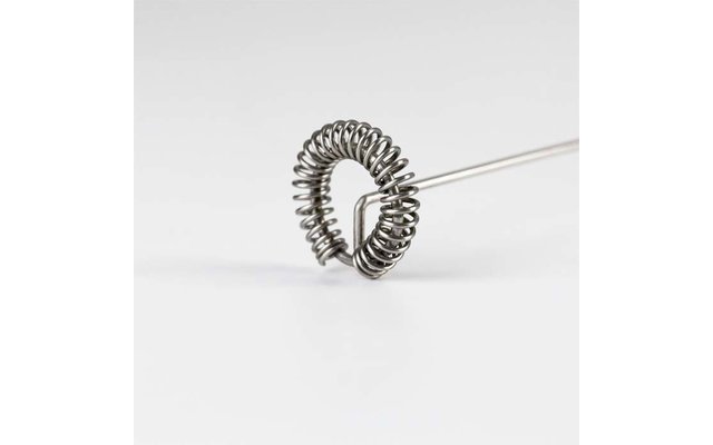 Ringförmige Metallspirale an einem dünnen Metallstab vor weißem Hintergrund