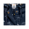 Donkerblauwe jas met wit paraplu‑patroon, centrale rits, koord met stopper, goudkleurige drukknop en wit label met ankerlogo en gele ster