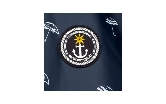 Ronde zwarte patch met wit anker, gele ster, witte tekst 'DESIGNED IN GERMANY' en touwrand op donkerblauwe achtergrond met witte paraplu-icoontjes