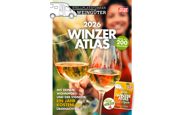 Magazintitelblatt mit zwei Weißweingläsern im Vordergrund, unscharfe Person im Hintergrund; großer Schriftzug '2026 WINZER ATLAS' und weitere Logos sowie Textfelder