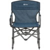 Blauer Campingstuhl mit Metallgestell auf weißem Hintergrund