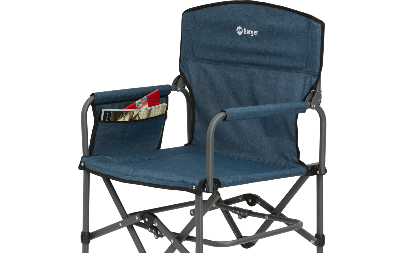 Blauer Klappstuhl mit Armlehnen und einem Getränk an der linken Seite