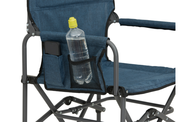 Blauer Rollstuhlsitz mit Flasche im Getränkehalter