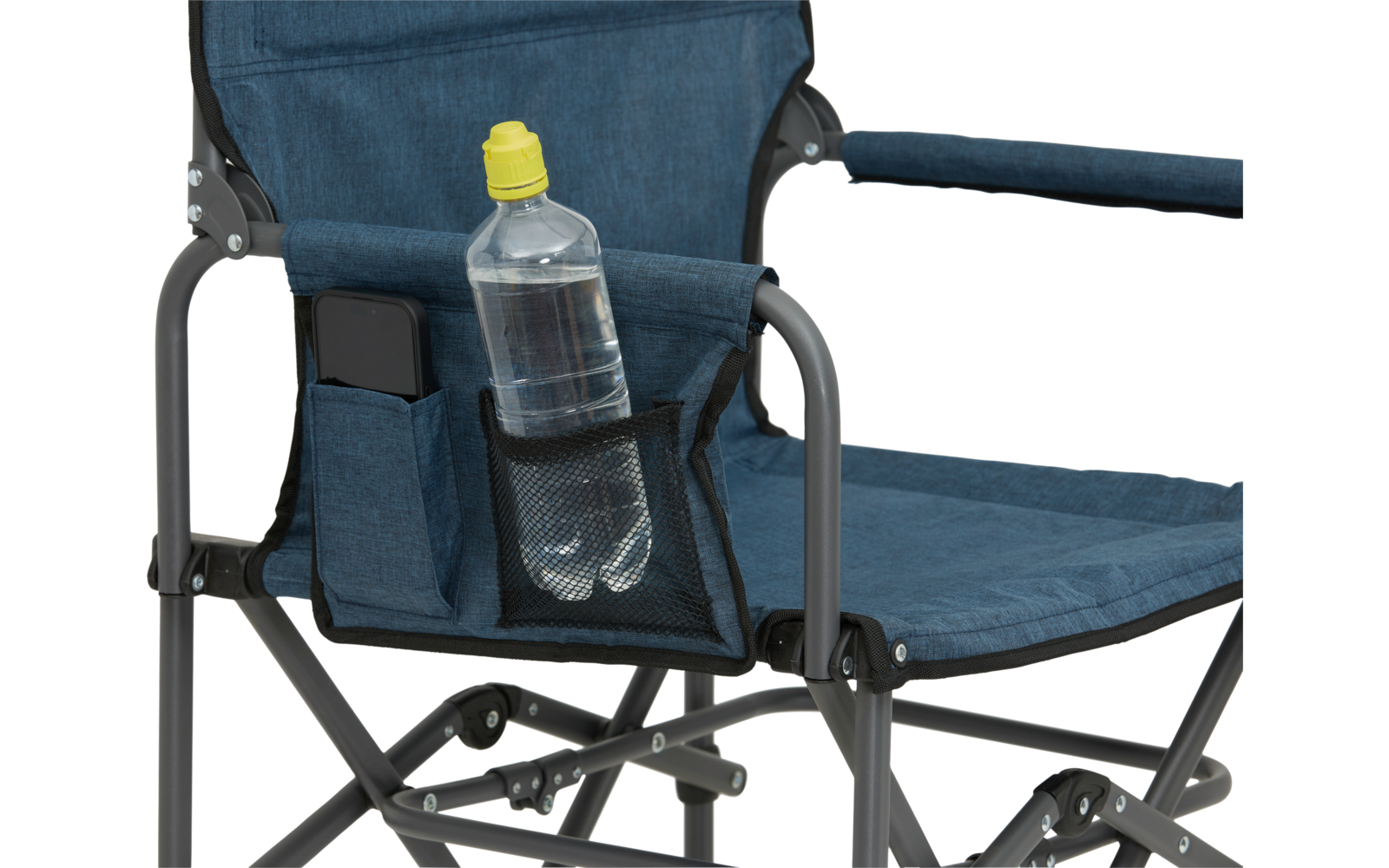 Blauer Rollstuhlsitz mit Flasche im Getränkehalter