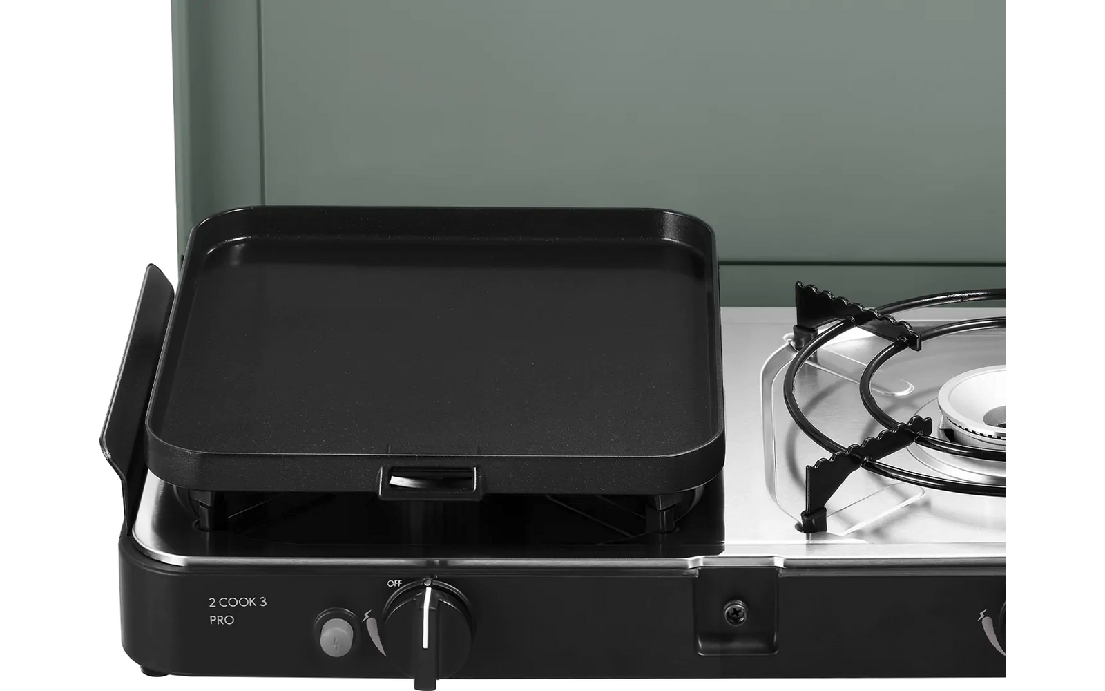 Gasherd mit flacher schwarzer Grillplatte links, offenem Gasbrenner mit Metallgitter rechts und zwei Drehreglern an der Vorderseite