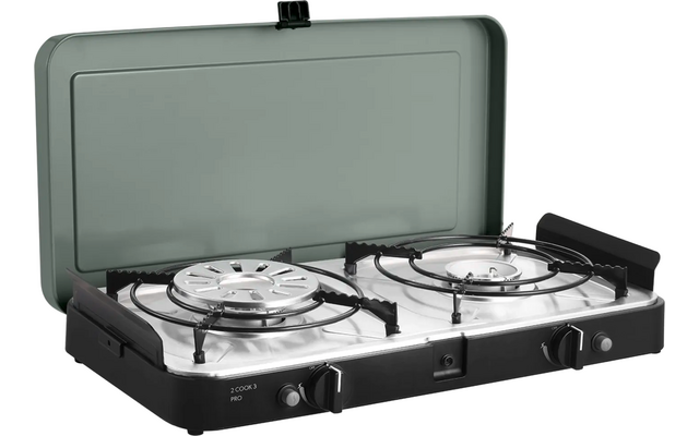 Tragbarer Gaskocher mit geöffnetem Deckel, zwei runden Brennern mit Topfträgern und zwei Bedienknöpfen vorne