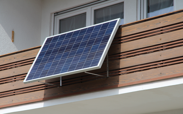 Ein Solarpanel an der Außenwand eines Gebäudes montiert