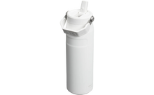 Weiße zylindrische Trinkflasche mit Henkel, Klappdeckel und sichtbaren Metallscharnieren