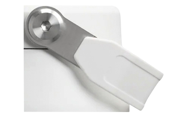 Weiße Trinkflasche mit klappbarem Verschluss, Metallgelenk und vertikalem 'STANLEY'-Schriftzug